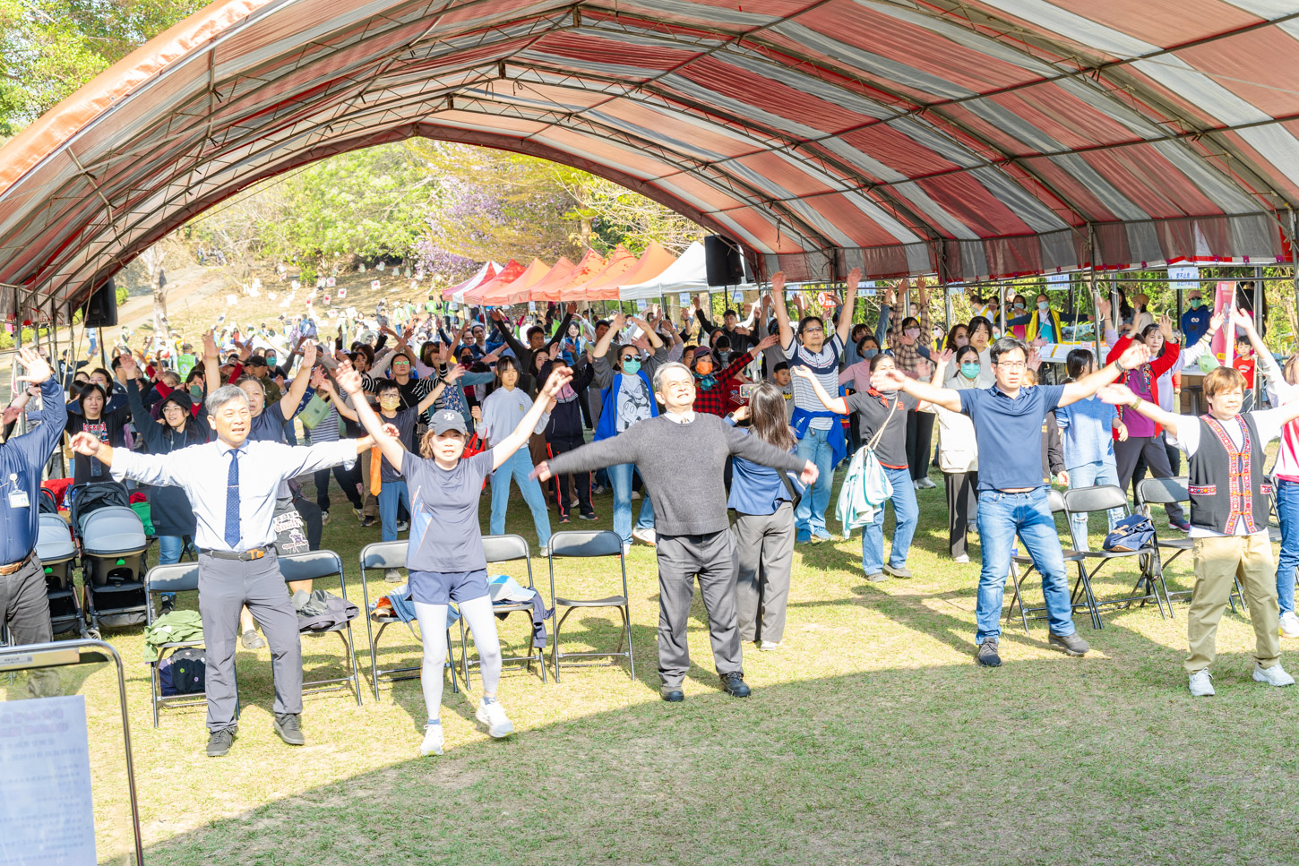 五百人 ZUMBA 律動嗨翻全場，醫護人員與家屬隨著動感節奏熱情舞動、舒展身心。(彰基提供)